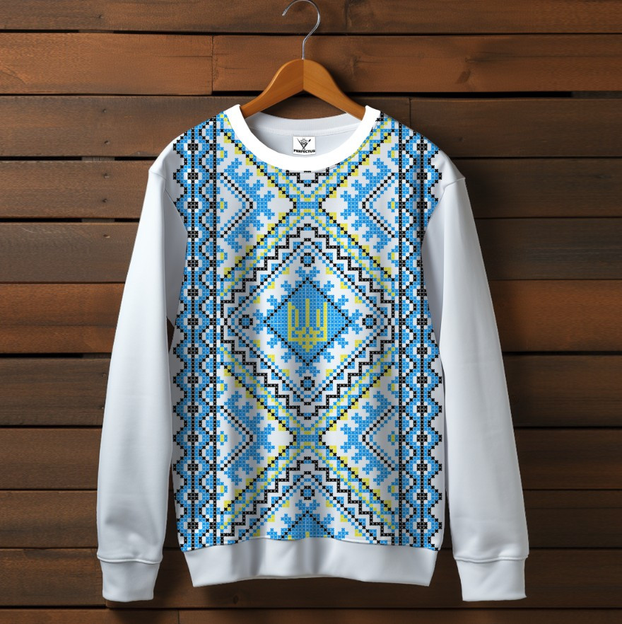 Білий світшот з принтом Вишиванка блакитний орнамент з тризубом. Дорослі та дитячі розміри ВСІ Розміри Преміум тканина