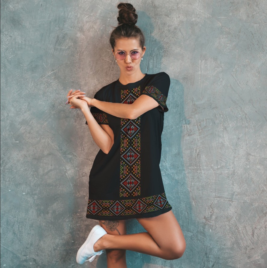 Плаття футболка з принтом Вишиванка на чорному фоні